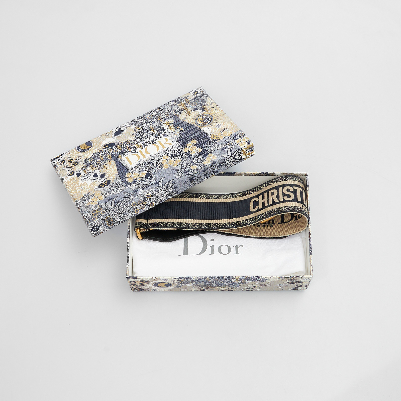 Ремень бежевого цвета Christian Dior - фото из каталога магазина брендовой одежды Second Friend Store Ремень Christian Dior - купить оригинал в секонд-хенде SFS - 1