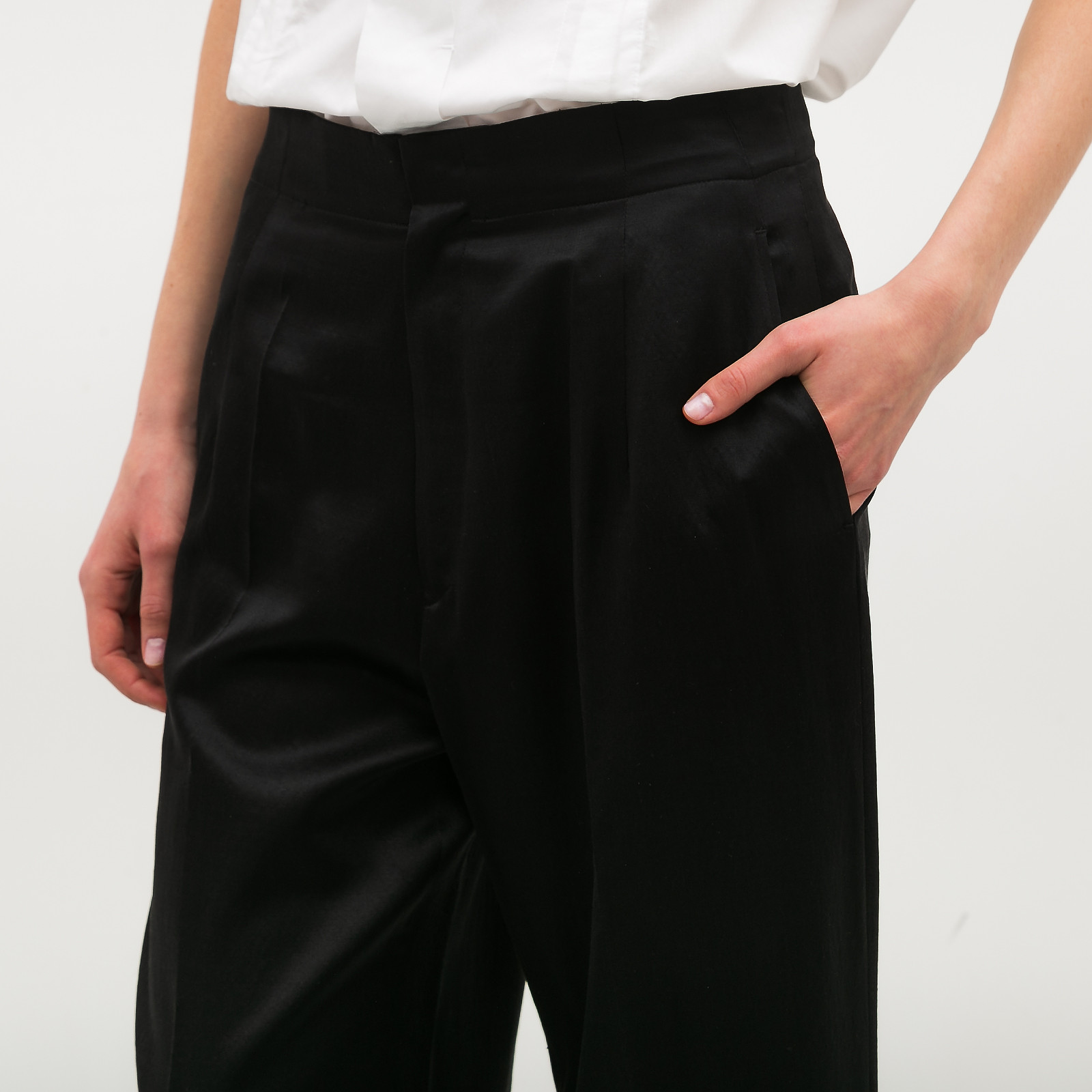 Брюки черного цвета Yohji Yamamoto - фото из каталога магазина брендовой одежды Second Friend Store Брюки Yohji Yamamoto - купить оригинал в секонд-хенде SFS - 4