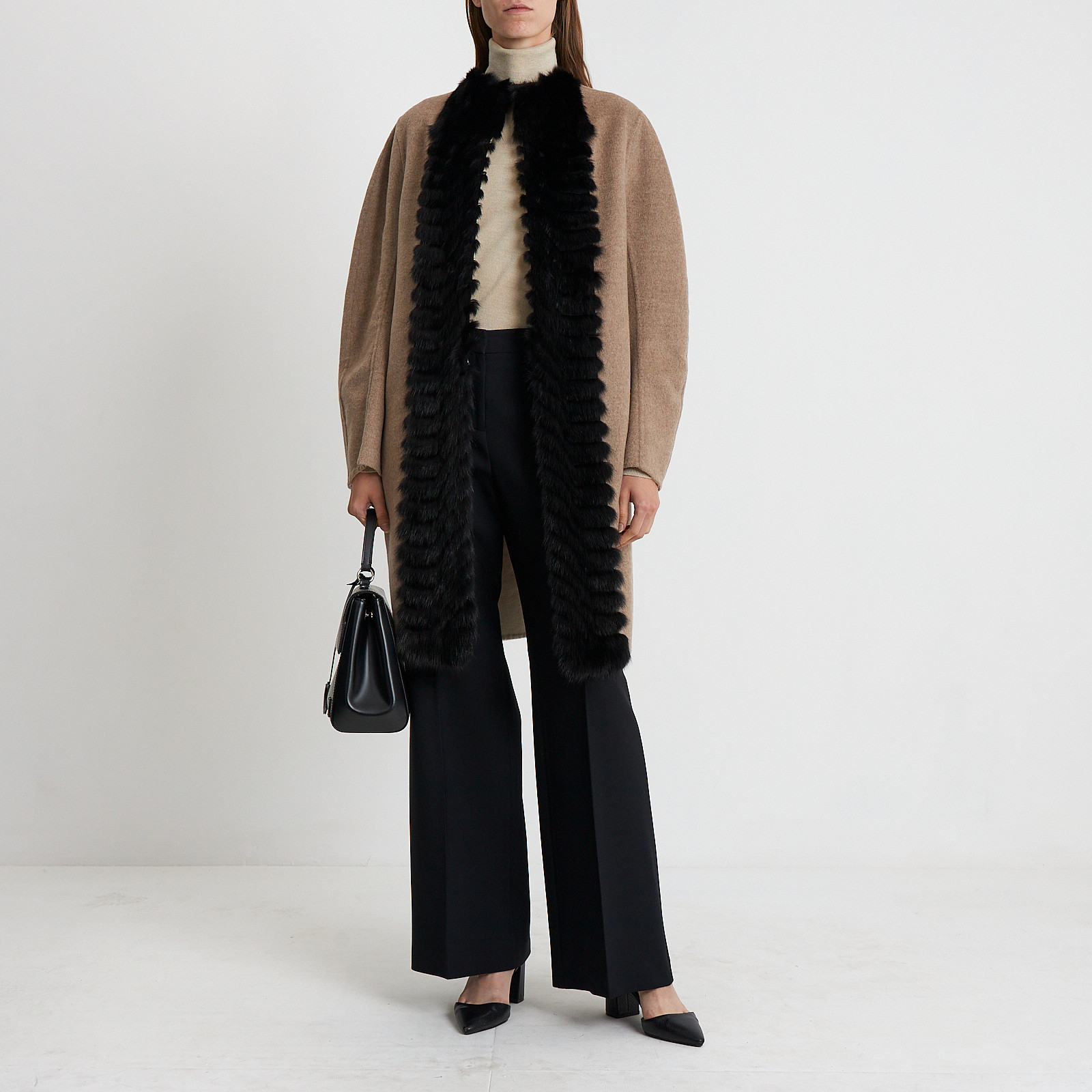 Пальто бежевого цвета Fendi - фото из каталога магазина брендовой одежды Second Friend Store Пальто Fendi - купить оригинал в секонд-хенде SFS - 2